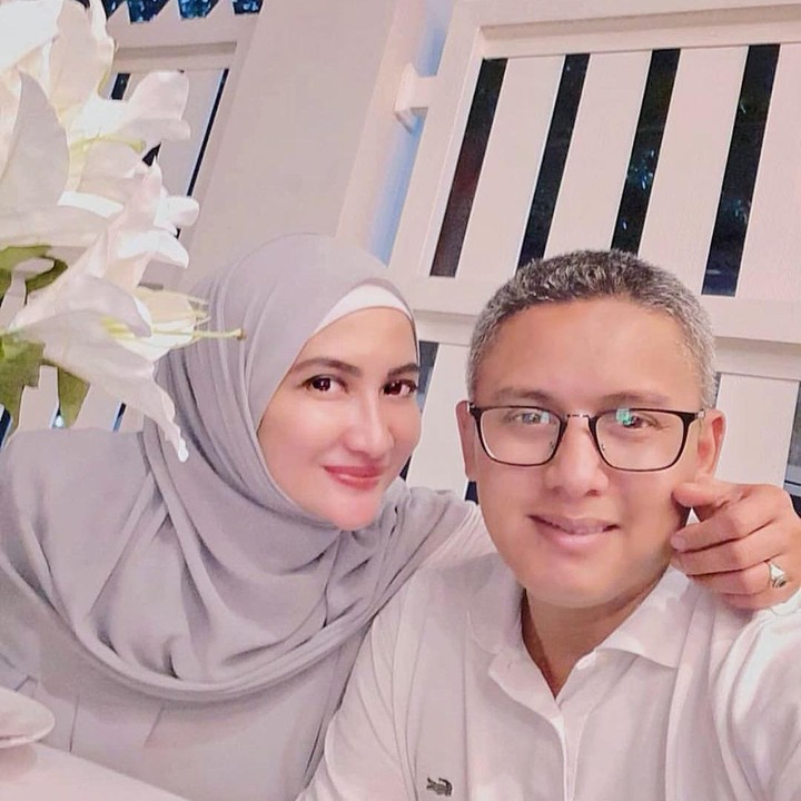 <p>Jauh dari gosip, Natalie Sarah dan Abullah selalu terlihat mesra di berbagai kesempatan. Mereka juga sering melakukan selfie layaknya anak muda yang sedang dimabuk asmara (Foto: Instagram @natalie_sarahs).</p>