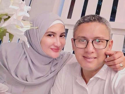 Berhijab Usai Mualaf, Intip 7 Potret Romantis Natalie Sarah dan Suami