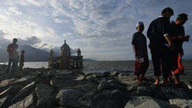 Ngabuburit dan Senja di Pantai 'Lima Dimensi' Palu