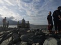 Ngabuburit dan Senja di Pantai 'Lima Dimensi' Palu