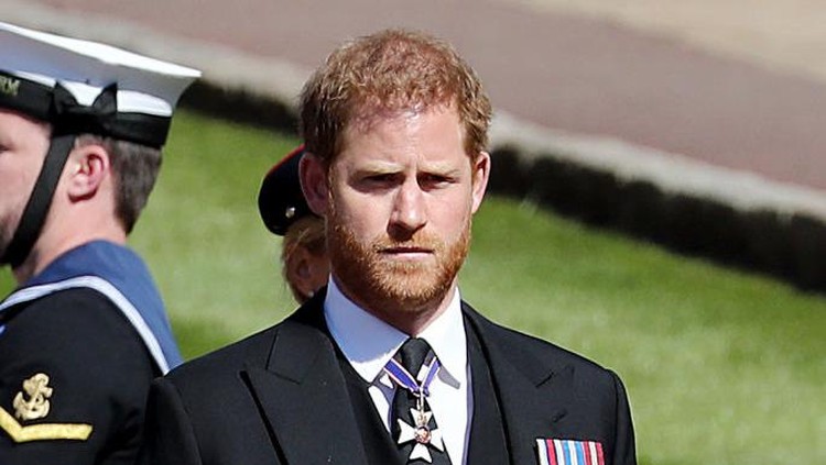 Pangeran Harry di pemakaman Pangeran Philip WINDSOR, ENGLAND - APRIL 17: Prince Harry arrives for the funeral of Prince Philip, Duke of Edinburgh at St George's Chapel at Windsor Castle on April 17, 2021 in Windsor, England. Prince Philip of Greece and Denmark was born 10 June 1921, in Greece. He served in the British Royal Navy and fought in WWII. He married the then Princess Elizabeth on 20 November 1947 and was created Duke of Edinburgh, Earl of Merioneth, and Baron Greenwich by King VI. He served as Prince Consort to Queen Elizabeth II until his death on April 9 2021, months short of his 100th birthday. His funeral takes place today at Windsor Castle with only 30 guests invited due to Coronavirus pandemic restrictions. (Photo by Victoria Jones - WPA Pool/Getty Images)