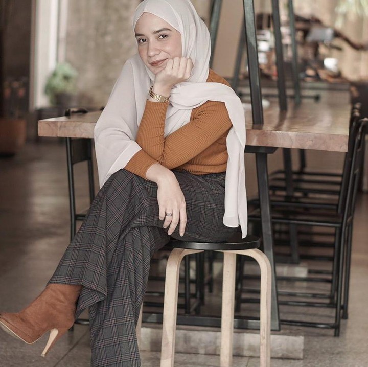 <p>Bunda pasti sudah mengenal Putri Anne, istri Arya Saloka, ya? Tampil cantik berhijab, Putri Anne ternyata seorang mualaf lho, Bunda. (Foto: Instagram @putriannesaloka)</p>