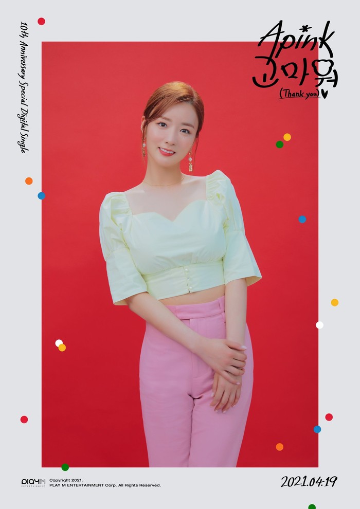 Engga kalah mempesona, ada Bomi yang tampil bagai wanita dewasa dengan atasan crop top light green yang dipasangkan dengan celana pink cerah. Tatanan rambut serta pose sederhana membuatnya semakin elegan. (Foto : Twitter.com/Apink_2011)