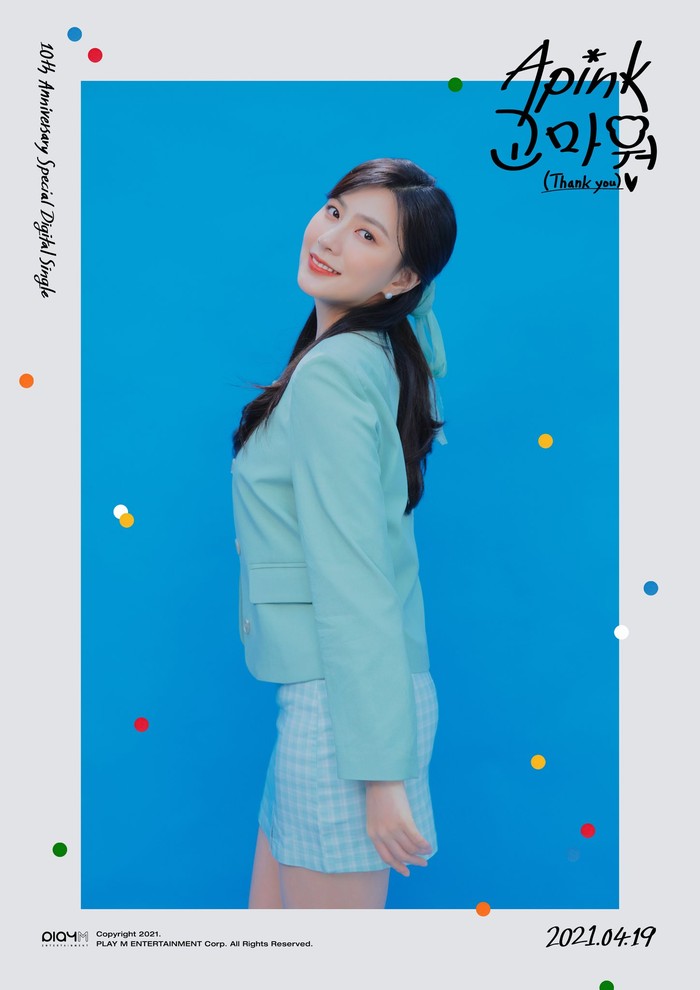 Seperti halnya dengan para eonienya, member termuda yakni Hayoung juga tampil segar dengan blazzer biru dan rok warna senada. Visualnya yang mempesona sangatlah pas dengan konsep kali ini! (Foto : Twitter.com/Apink_2011)