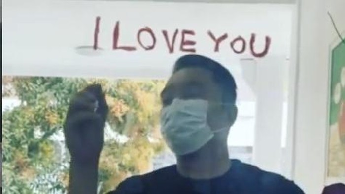 Ridwan Kamil menulis pesan romantis memakai lipstik