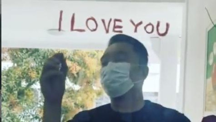 Ridwan Kamil menulis pesan romantis memakai lipstik