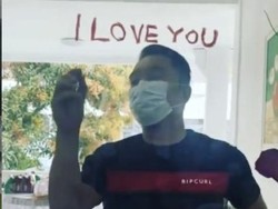 Kang Emil Tulis Pesan Cinta Buat Istri Pakai Lipstik, Harganya Bikin Nangis