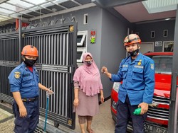 Miris, Petugas Damkar Depok Beraksi Pakai Uang Pribadi
