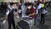 FOTO: Siasat Pulang Kampung Lebih Awal Hindari Larangan Mudik Jumlah penumpang moda transportasi darat, laut, dan udara mengalami lonjakan drastis seiring kebijakan pemerintah melarang mudik lebaran pada 6-17 Mei 2021.