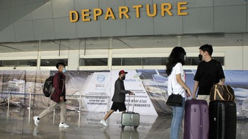Polisi menangkap JD, WNI dari India yang lolos dari kewajiban karantina usai membayar Rp6,5 juta ke orang yang mengaku petugas bandara Soetta.