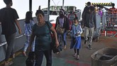 FOTO: Siasat Pulang Kampung Lebih Awal Hindari Larangan Mudik Jumlah penumpang moda transportasi darat, laut, dan udara mengalami lonjakan drastis seiring kebijakan pemerintah melarang mudik lebaran pada 6-17 Mei 2021.