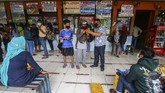 FOTO: Siasat Pulang Kampung Lebih Awal Hindari Larangan Mudik Jumlah penumpang moda transportasi darat, laut, dan udara mengalami lonjakan drastis seiring kebijakan pemerintah melarang mudik lebaran pada 6-17 Mei 2021.