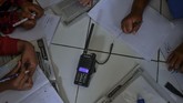 FOTO: Handy Talky, Belajar Jarak Jauh Ala Madrasah di Ciamis Di saat siswa lain mengandalkan telepon pintar untuk belajar jarak jauh, siswa madrasah di Ciamis menggunakan handy talkie untuk belajar di masa pandemi.