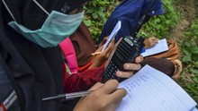 FOTO: Handy Talky, Belajar Jarak Jauh Ala Madrasah di Ciamis