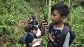 FOTO: Handy Talky, Belajar Jarak Jauh Ala Madrasah di Ciamis Di saat siswa lain mengandalkan telepon pintar untuk belajar jarak jauh, siswa madrasah di Ciamis menggunakan handy talkie untuk belajar di masa pandemi.