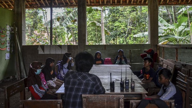 Semua mahasiswa dari berbagai program studi bisa mengikuti Kampus Mengajar. Mereka akan mendapat imbalan biaya uang kuliah tunggal dan insentif.