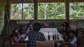 FOTO: Handy Talky, Belajar Jarak Jauh Ala Madrasah di Ciamis Di saat siswa lain mengandalkan telepon pintar untuk belajar jarak jauh, siswa madrasah di Ciamis menggunakan handy talkie untuk belajar di masa pandemi.