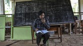 FOTO: Handy Talky, Belajar Jarak Jauh Ala Madrasah di Ciamis Di saat siswa lain mengandalkan telepon pintar untuk belajar jarak jauh, siswa madrasah di Ciamis menggunakan handy talkie untuk belajar di masa pandemi.