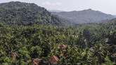 FOTO: Handy Talky, Belajar Jarak Jauh Ala Madrasah di Ciamis Di saat siswa lain mengandalkan telepon pintar untuk belajar jarak jauh, siswa madrasah di Ciamis menggunakan handy talkie untuk belajar di masa pandemi.