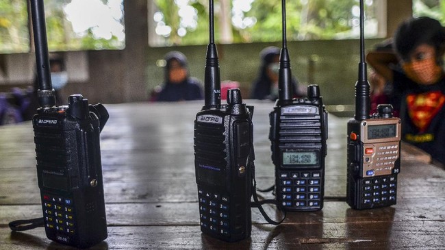 FOTO: Handy Talky, Belajar Jarak Jauh Ala Madrasah di Ciamis