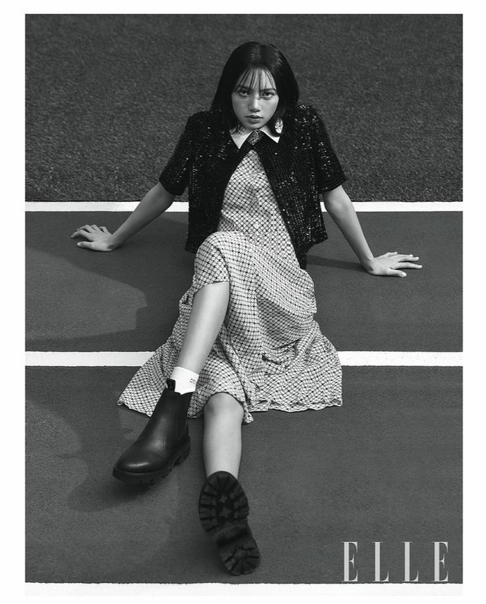 Tidak cuma radiant colors, foto-fotonya pun menampilkan black & white Lisa yang mengenakan midi dress dipadukan sequin jacket dan Chelsea boots.. Foto: instagram.com/lalalalisa_m/