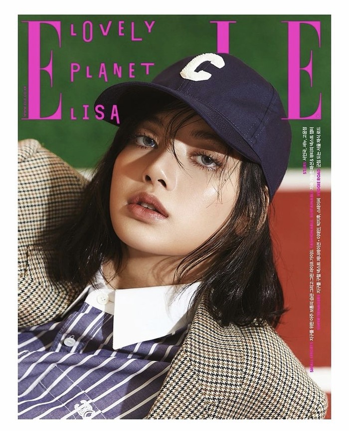 Pemotretan terbarunya juga menunjukkan sisi Lisa yang tomboy dengan striped shirt, blazer, dan ball cap. Foto: instagram.com/lalalalisa_m/