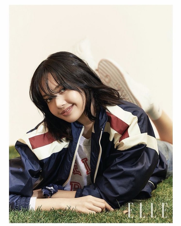 Senyum ciri khas Lisa yang manis memancarkan kesan girly ketika ia mengenakan gaya kasual, seperti track jumpers, sweat shirt, dan sneakers. Foto: instagram.com/lalalalisa_m/