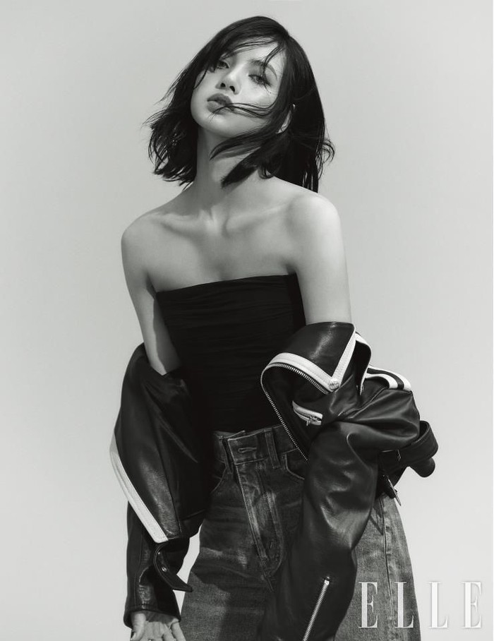 Perpaduan tube tob dan leather jacket menjadikan kesatuan look yang seksi dan cool. Foto: pinterest.com/elle.co.kr/