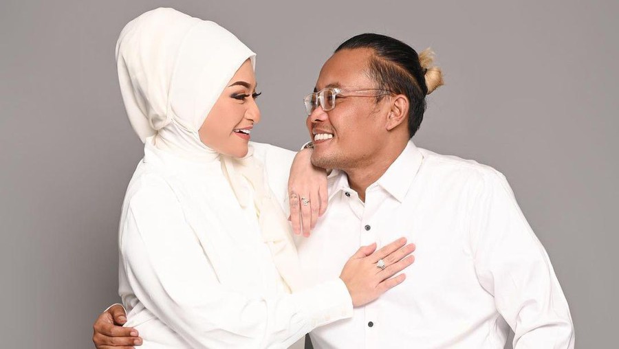 Mengejutkan tiba-tiba Nathalie menghapus fotonya dengan Sule dan mengunggah kata kata galau di Instagram Storiesnya. Yuk kita intip lagi momen romantis mereka berdua!