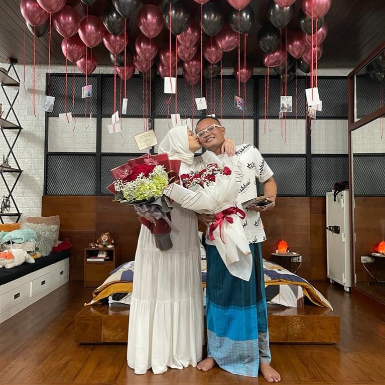 Sule dan Nathalie Holscher Mengejutkan tiba-tiba Nathalie menghapus fotonya dengan Sule dan mengunggah kata kata galau di Instagram Storiesnya. Yuk kita intip lagi momen romantis mereka berdua!