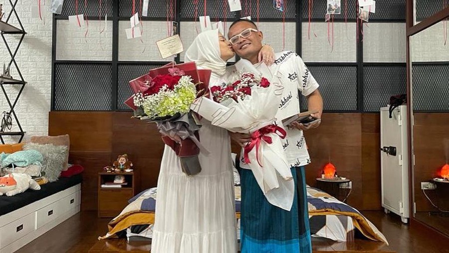 Mengejutkan tiba-tiba Nathalie menghapus fotonya dengan Sule dan mengunggah kata kata galau di Instagram Storiesnya. Yuk kita intip lagi momen romantis mereka berdua!