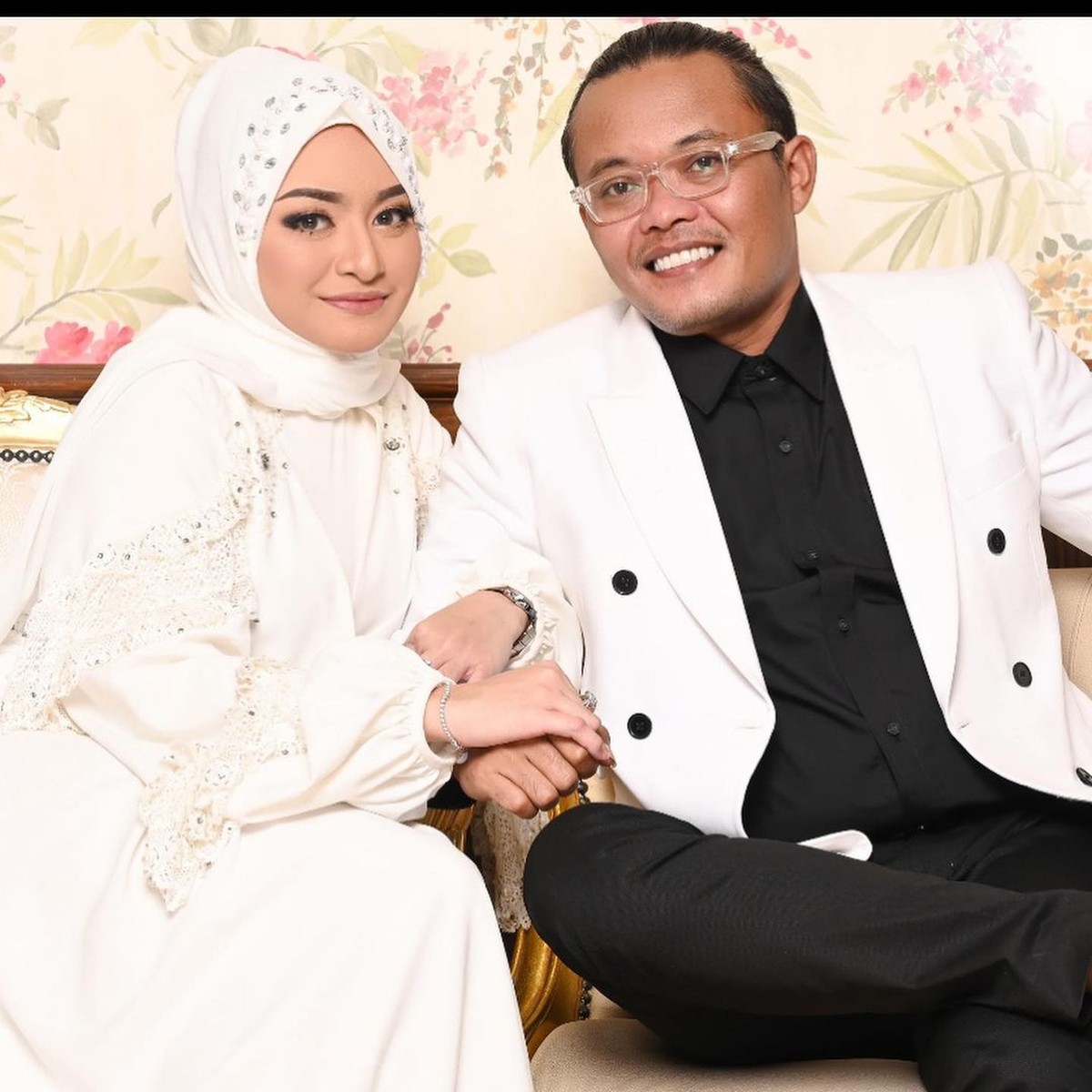 Mengejutkan tiba-tiba Nathalie menghapus fotonya dengan Sule dan mengunggah kata kata galau di Instagram Storiesnya&period; Yuk kita intip lagi momen romantis mereka berdua&excl;