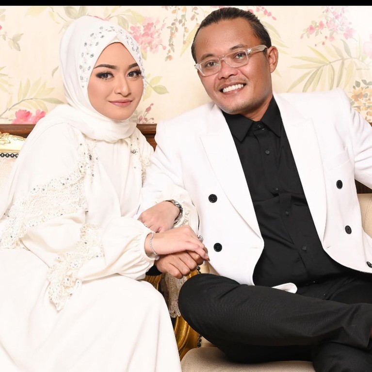Mengejutkan tiba-tiba Nathalie menghapus fotonya dengan Sule dan mengunggah kata kata galau di Instagram Storiesnya. Yuk kita intip lagi momen romantis mereka berdua!