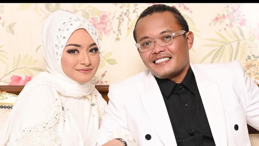 Mengejutkan tiba-tiba Nathalie menghapus fotonya dengan Sule dan mengunggah kata kata galau di Instagram Storiesnya. Yuk kita intip lagi momen romantis mereka berdua!
