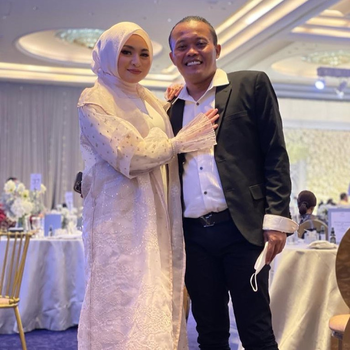 Mengejutkan tiba-tiba Nathalie menghapus fotonya dengan Sule dan mengunggah kata kata galau di Instagram Storiesnya&period; Yuk kita intip lagi momen romantis mereka berdua&excl;