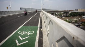 Cemas Pesepeda Berkendara di Fly Over Cakung