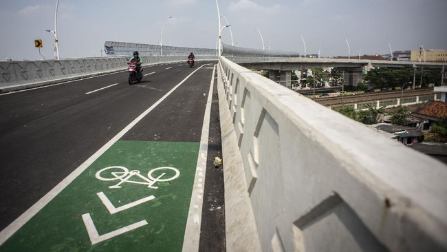 Flyover Cakung yang sedang diujicoba pada 19-21 April dilengkapi jalur sepeda di sisi kiri, dengan penanda cat putih memanjang.