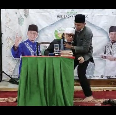 Video Detik-detik Ustaz Zacky Pingsan saat Isi Ceramah