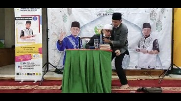 img-title Video Detik-detik Ustaz Zacky Pingsan saat Isi Ceramah