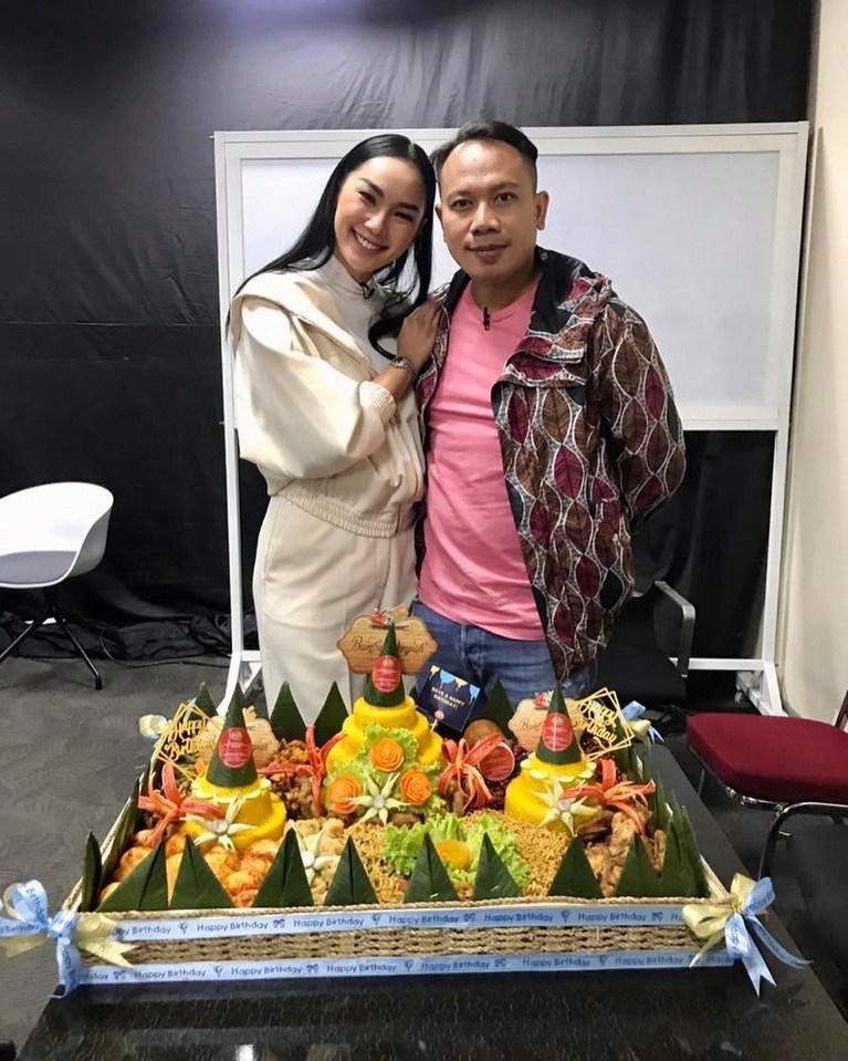 Vicky Prasetyo Berulang tahun ke 37, begini potret vicky dan kalina merayakannya!