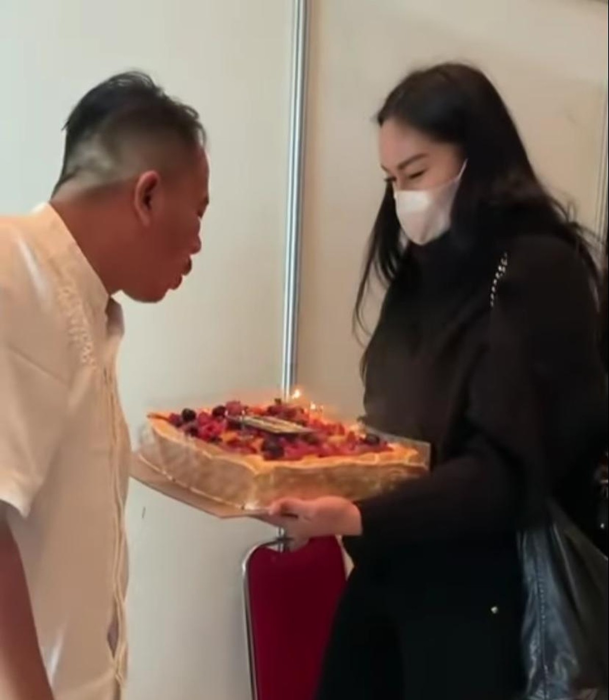 Berulang tahun ke 37&comma; begini potret vicky dan kalina merayakannya&excl;