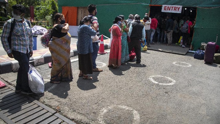 Passengers queue up to test for COVID-19 at  a railway station in Gauhati, India, Monday, April 19, 2021. India now has reported more than 15 million coronavirus infections, a total second only to the United States. (AP Photo/Anupam Nath)