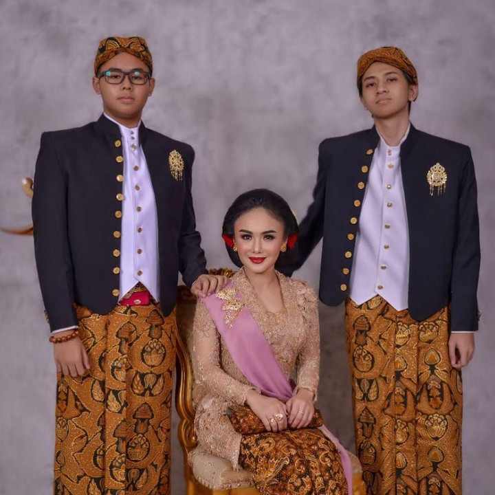 <p>Kali ini pelantun <em>Desember Kelabu</em> tampil lebih <em>soft</em> dengan kebaya berwarna<em> dusty pink.</em> Atasan itu dipadu bersama rok lilit yang terbuat dari kain batik berwarna coklat. Kedua putranya juga memakai outfit tradisional bernuansa senada. (Foto: Instagram @yunishara36).</p>