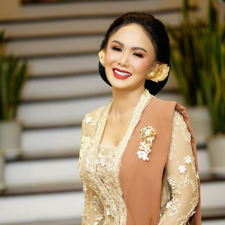 <p>Yuni Shara dikenal sebagai artis yang tetap terlihat muda. Di usia yang hampir setengah abad, Bunda dua anak ini tetap terlihat cantik memukau ya? (Foto: Instagram @yunishara36).</p>