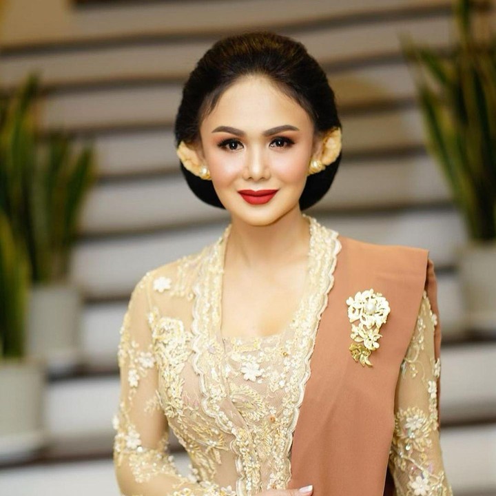 <p>Setelan kebaya membuat wanita berusia 48 tahun itu tampak langsing. Siluet yang mengecil di bagian pinggang membalut tubuhnya dengan sangat cantik. Yuni Shara semakin anggun dengan gaya rambut sanggul rendah yang dipercantik dengan <em>headpiece </em>di belakang telinganya. (Foto: Instagram @yunishara36).</p>
