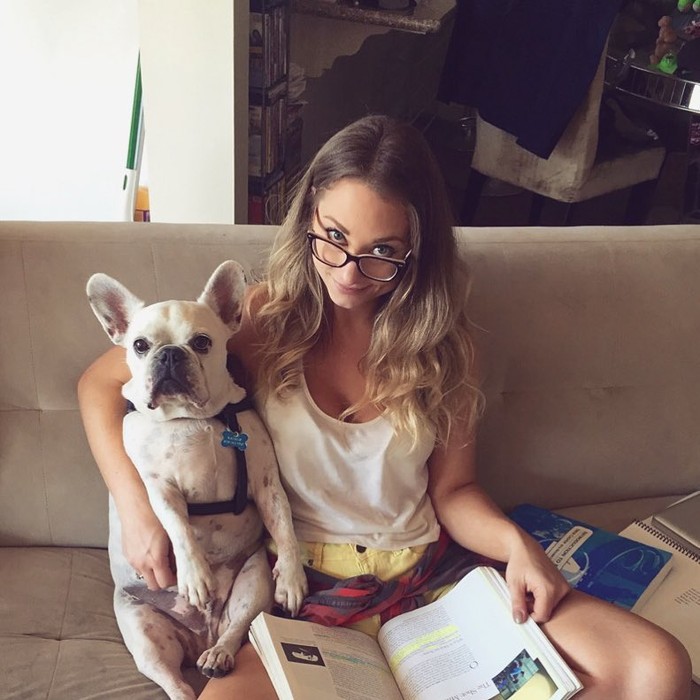 Natalie Viscuso juga memiliki anjing peliharaan French Bulldog yang sangat disayanginya bernama Meat./foto: instagram/nviscuso