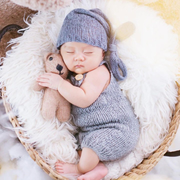 <p>Sudah kenalan dengan Baby Abe belum nih, Bunda? Abe merupakan anak kedua Momo eks Geisha yang lahir pada 15 Desember 2020. Bayi laki-laki ini memiliki nama asli Abercio Mikaelmoza Samudra. (Foto: instagram: @therealmomogeisha)</p>
