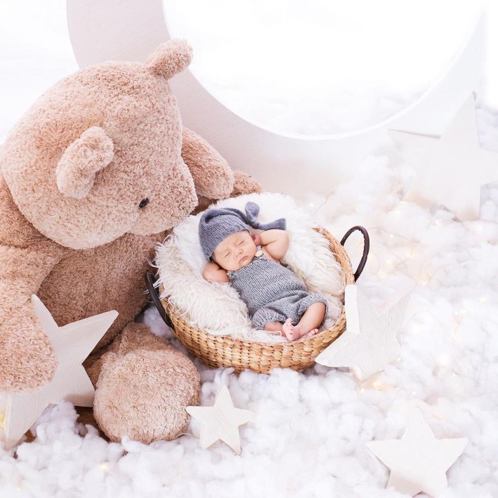 <p>Tak hanya pose tertidur, baby Abe juga melakukan pose dengan kedua tangan di belakang kepala nih, Bunda. Gemesin banget ya, Bunda! Setuju ya kalau Abe lucu dan menggemaskan seperti boneka. (Foto: instagram: @therealmomogeisha)</p>