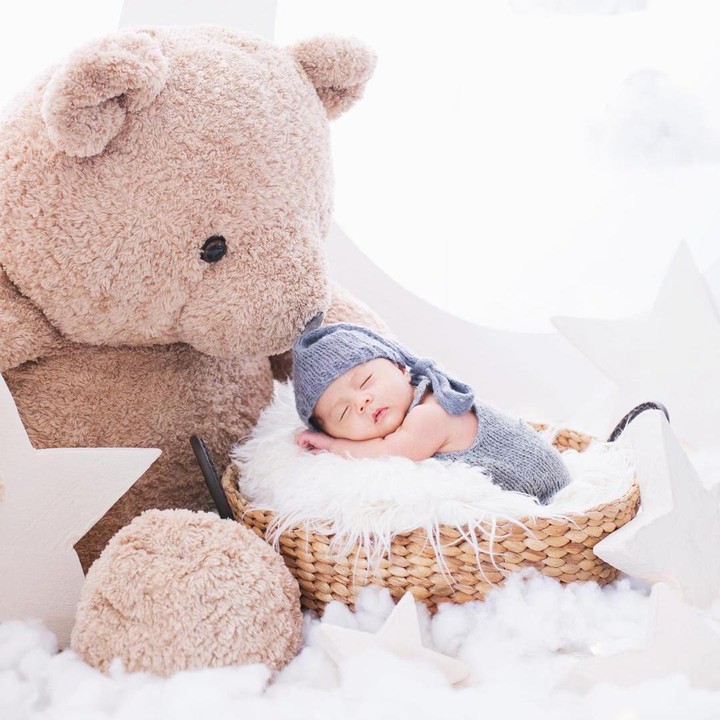 <p>Baby Abe mengenakan pakaian rajut berwarna lilac, Bunda. Gayanya juga dilengkap dengan kupluk berwarna senada. Bikin penampilan baby Abe makin menggemaskan ya, Bunda. (Foto: instagram: @therealmomogeisha)</p>