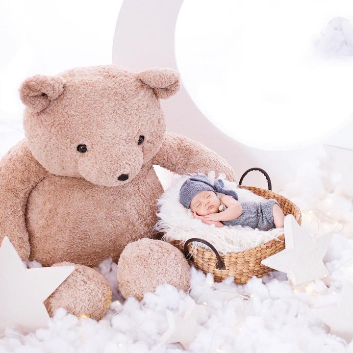 <p>Memasuki usia 4 bulan, baby Abe melakukan photoshoot menggemaskan nih, Bunda. Ia tampak tertidur di atas ranjang rotan beralas bulu putih. Ia juga ditemani oleh boneka teddy bear besar, lho. Sama-sama menggemaskan ya. (Foto: instagram: @therealmomogeisha)</p>